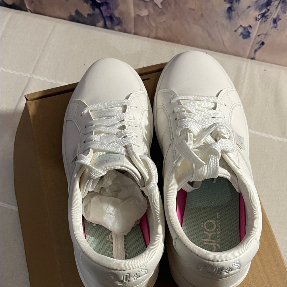 Ryka Women's Viv Classic White Oxfords - Picture 7 of 8
